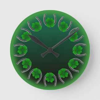 Redondo Mediano Afortunado reloj de St. Patrick's con encanto