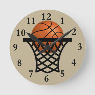 Redondo Mediano baloncesto que entra el reloj del aro