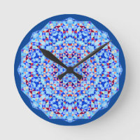Cara de reloj redonda, rosa geométrico y azul