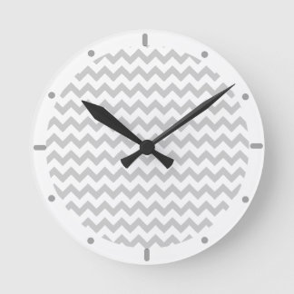 Redondo Mediano Chevrras Gris Sobre El Reloj De Muro Blanco