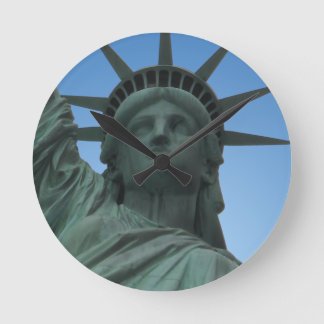 Redondo Mediano Estatua del reloj de Nueva York