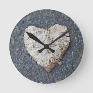 Redondo Mediano Hoja en forma de corazón en el reloj del pavimento