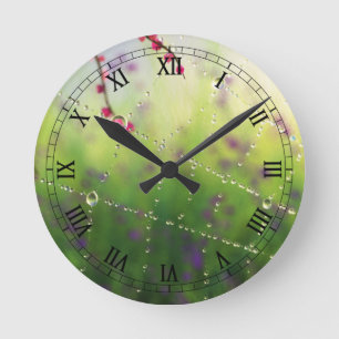 Redondo Mediano Joyas de un reloj de una mañana de primavera