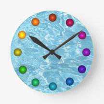 Piscina blanca azul de la luz del sol del reloj