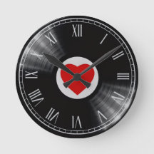 Reloj con disco de vinilo y elementos musicales