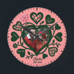 Redondo Mediano Reloj con foto de corazón rosa verde personalizado<br><div class="desc">Este reloj de pared único es especial porque transforma un reloj estándar en un preciado recuerdo romántico al incluir la foto de la pareja favorita en el corazón del diseño. Puesto en un fondo rosa suave con corazones decorativos de un verde bosque profundo y nombres personalizables, cuenta una historia distintiva...</div>