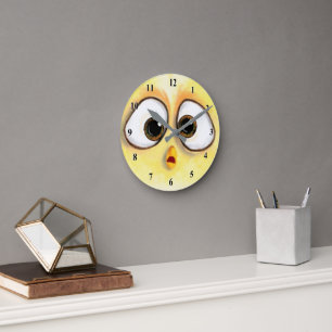 Redondo Mediano Reloj con Ojos Sorprendidos de Pollo Amarillo