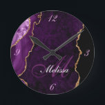 Redondo Mediano reloj de moda dorado y violeta agre monograma<br><div class="desc">Una elegante mezcla de escritura con un monograma personalizado sobre el fondo de oro y malva agate.</div>