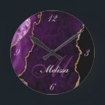 Redondo Mediano reloj de moda dorado y violeta agre monograma<br><div class="desc">Una elegante mezcla de escritura con un monograma personalizado sobre el fondo de oro y malva agate.</div>