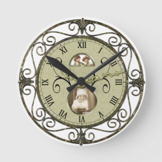 Redondo Mediano Reloj del número romano de la mirada de la voluta