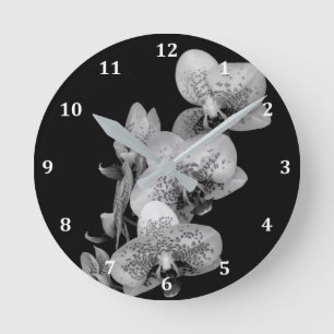 Redondo Mediano Reloj en blanco y negro con orquídeas