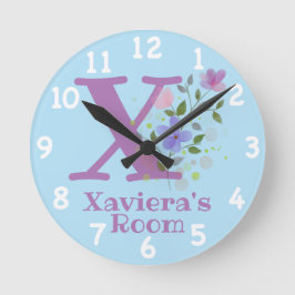 Redondo Mediano Reloj en un diseño floral con nombre e inicial