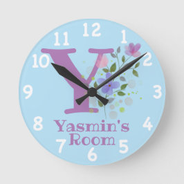 Redondo Mediano Reloj en un diseño floral con nombre e inicial