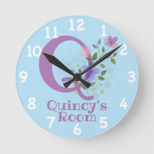 Redondo Mediano Reloj en un diseño floral con nombre e inicio