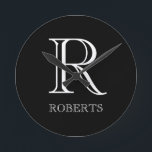 Redondo Mediano Reloj personalizado con inicial y apellido<br><div class="desc">Reloj de pared personalizado elegante.</div>