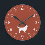 Redondo Mediano Reloj redondeado de silueta de perro de la recuper<br><div class="desc">Un divertido reloj de pared para la casa o la oficina. Hace un regalo original para los amantes de Golden Retriever. Echa un vistazo al Doodle World de Jenn para ver más relojes decorativos y decoración de casa con temática de raza de perro.</div>