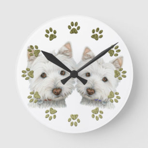 Redondo Mediano Westie lindo persigue el reloj