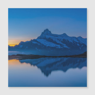 Reflejo de agua al atardecer en la montaña azul