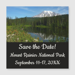 Reflejo del lago del Monte Rainier con flores silv