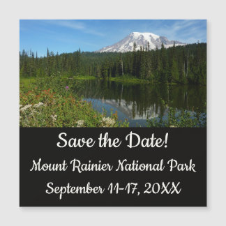 Reflejo del lago del Monte Rainier con flores silv