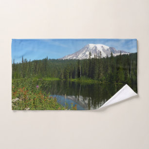 Reflejo del lago del Monte Rainier con flores silv