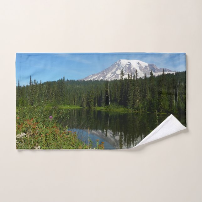 Reflejo del lago del Monte Rainier con flores silv (Toalla de mano)