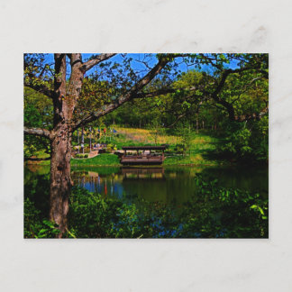 Reflexión a través de la postal del lago
