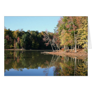 Reflexión del lago de las hojas anaranjadas de la