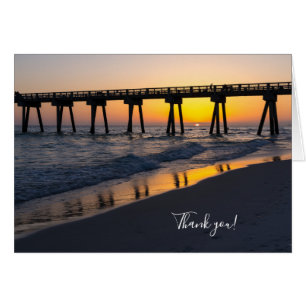 Reflexiones de la puesta de sol dorada en la playa