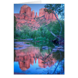 Reflexiones de la roca de la catedral, Sedona, Ari