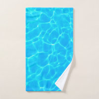 Reflexiones sobre el agua de la piscina azul brill