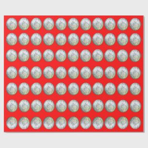 Regalo Bolas de plata sobre papel de envolver rojo