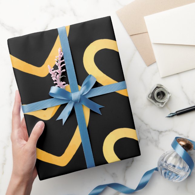 Regalo Corazón de oro sobre papel de envolver fondo negro (Regalar)