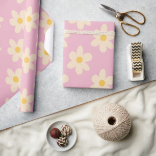 Regalo Daisy sobre papel de envoltura rosa