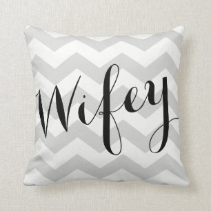 Regalo de boda de la almohada de Chevron Wifey -