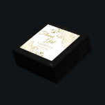 Regalo de caja de joyas de la chica de flor de oro<br><div class="desc">Esta hermosa bufanda de pepinillo está diseñada como un regalo o un favor boda para los chicas florales. Diseñado para coordinarse con nuestra suite Relieve metalizado dorado Elegant Wedding, cuenta con un Relieve metalizado de imitación dorada florido con el texto "Flower Girl", así como un lugar para introducir su nombre,...</div>