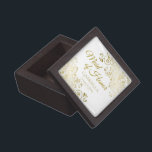 Regalo de caja de joyas de mini Keepsake de honor<br><div class="desc">Esta bonita caja de mini-keepsake o joyería está diseñada como un regalo o favor boda para la doncella de honor. Diseñado para coordinarse con nuestra suite Relieve metalizado dorado Elegant Wedding, cuenta con un Relieve metalizado de imitación dorada florido con el texto "Maid of Honor", así como un lugar para...</div>