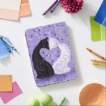 Regalo de la cubierta de aire para iPad púrpura de<br><div class="desc">Diseño de pintura de Pareja de Gato Amor MIGNED</div>