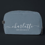 Regalo de la dama de honor Imprimir bolsa de corte<br><div class="desc">Esta bolsa de accesorios de la dama de honor presenta una tipografía manuscrita de escritura blanca con toques en un fondo azul pizarra. Presenta a las damas de honor un neceser para su maquillaje y objetos pequeños presentados tradicionalmente en la cena de ensayo, para su uso temprano por la mañana...</div>
