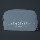 Regalo de la dama de honor Imprimir bolsa de corte<br><div class="desc">Esta bolsa de accesorios de la dama de honor presenta una tipografía manuscrita de escritura blanca con toques en un fondo azul pizarra. Presenta a las damas de honor un neceser para su maquillaje y objetos pequeños presentados tradicionalmente en la cena de ensayo, para su uso temprano por la mañana...</div>