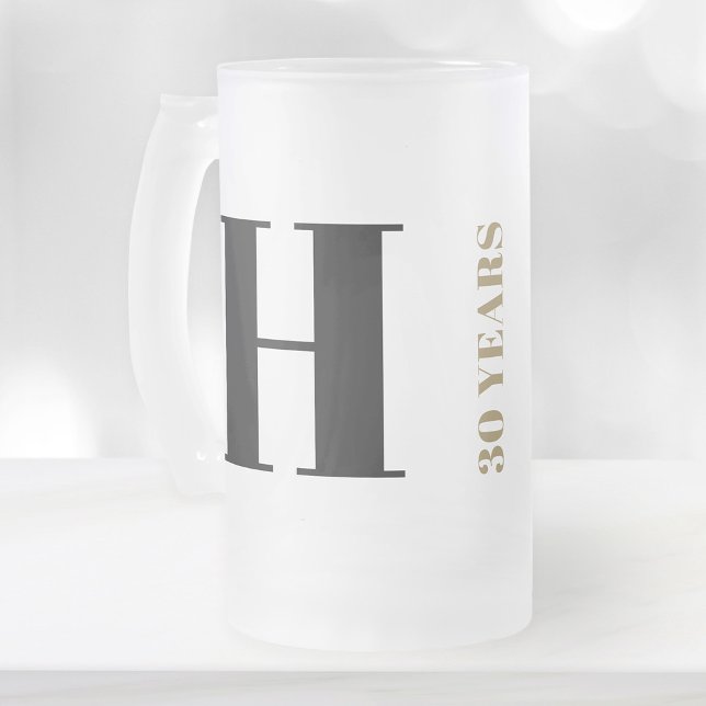 Regalo de tazas de cerveza de cumpleaños de monogr (Stylishly Personalize with Your Custom Monogram Initial & Age.)