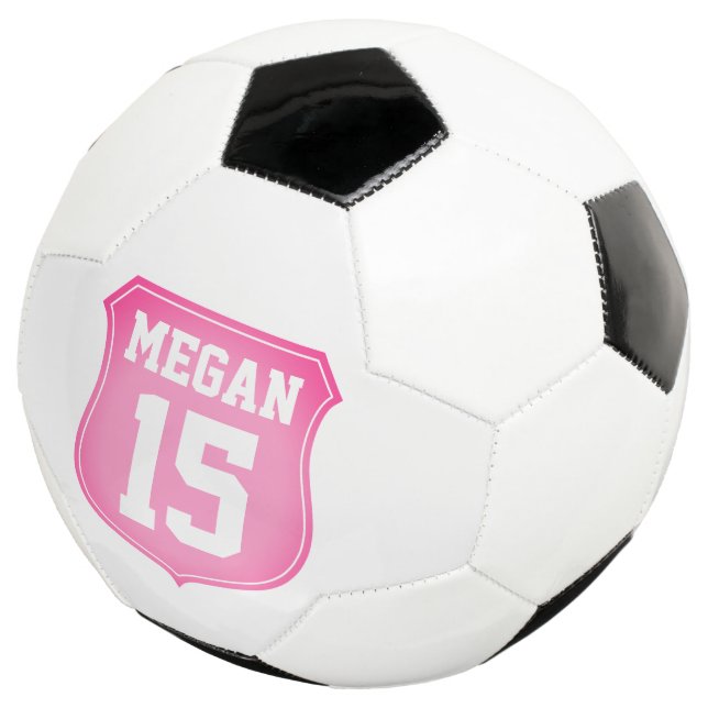 Regalo de una pelota de fútbol rosa para el chica  (Tres cuartos)