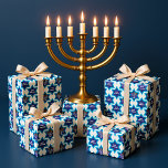 Regalo Feliz Hanukkah 1a Papel de ajuste<br><div class="desc">Gran patrón para envolver tus regalos de Hanukkah. Estrella blanca de David sobre fondo azul cielo.</div>