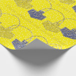 Regalo "Feliz Hanukkah Dreidel PinUCES" Papel de ajuste<br><div class="desc">"Envoltura de regalo de Hanukkah "Dreidel PinUCES".  Disfruta de mi nuevo diseño de papel para envolver. El precio varía según se elija entre 4 tipos de papel y 5 tamaños de papel.
Gracias por pasarse y ir de compras. ¡Muy apreciado! ¡Chag/Happy Chanukah/Hanukkah!</div>