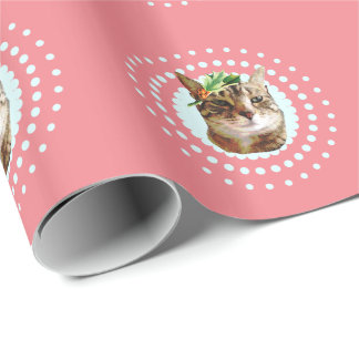 Regalo Gato de Tabby con el papel de embalaje del acebo