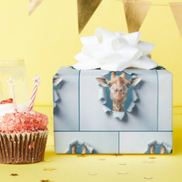 Regalo Giraffe emergiendo de un agujero de papel roto