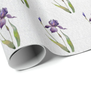 Regalo Iris morado sobre papel de envolvimiento de madera