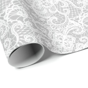 Regalo Lace blanco sobre papel de envolver plateado
