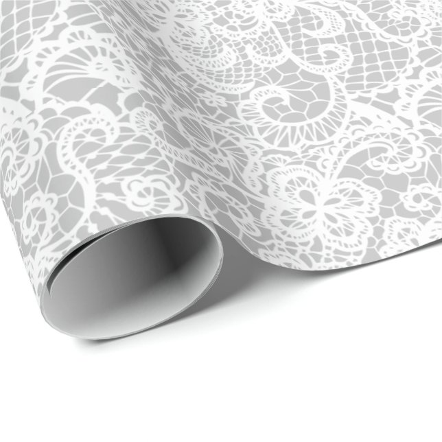 Regalo Lace blanco sobre papel de envolver plateado (Esquina del rollo)