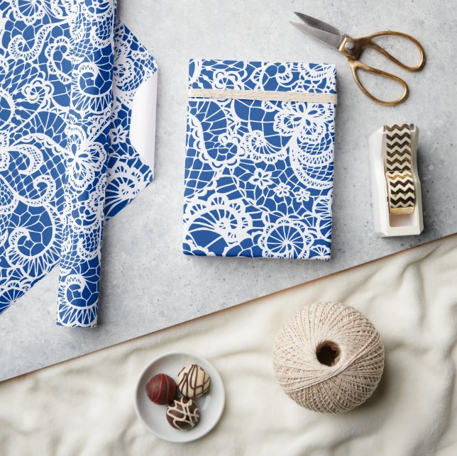 Regalo Lazo blanco sobre papel de envolvimiento azul (Artesanía)